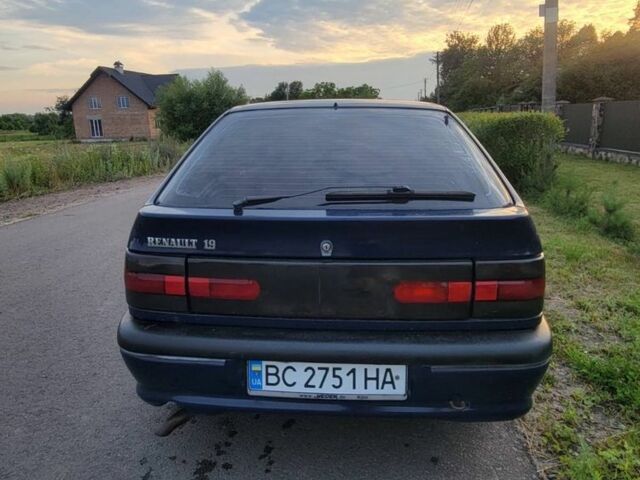 Синий Рено 19, объемом двигателя 1.4 л и пробегом 300 тыс. км за 750 $, фото 3 на Automoto.ua