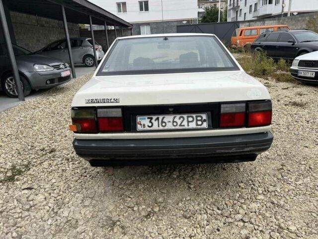 Белый Рено 21, объемом двигателя 1.7 л и пробегом 683 тыс. км за 500 $, фото 2 на Automoto.ua