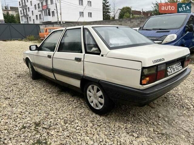 Белый Рено 21, объемом двигателя 1.7 л и пробегом 683 тыс. км за 500 $, фото 5 на Automoto.ua