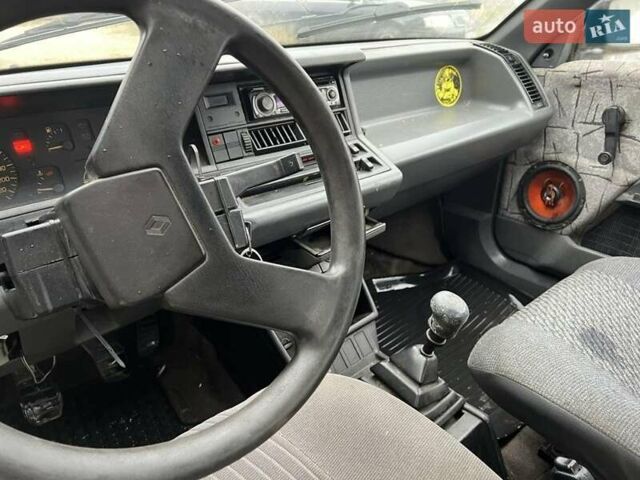 Белый Рено 21, объемом двигателя 1.7 л и пробегом 683 тыс. км за 500 $, фото 4 на Automoto.ua