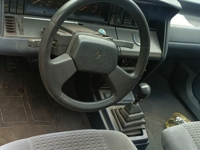 Белый Рено 21, объемом двигателя 0 л и пробегом 100 тыс. км за 573 $, фото 4 на Automoto.ua