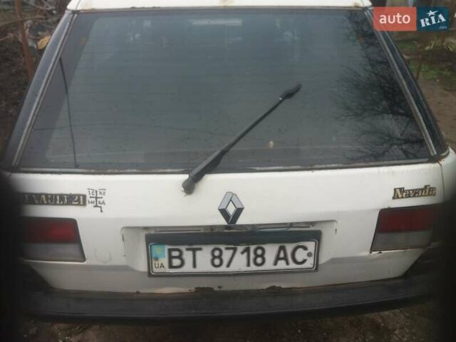 Білий Рено 21, об'ємом двигуна 2.2 л та пробігом 100 тис. км за 650 $, фото 1 на Automoto.ua