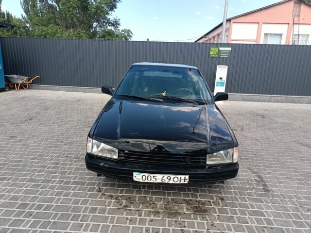 Черный Рено 21, объемом двигателя 2.1 л и пробегом 100 тыс. км за 1300 $, фото 1 на Automoto.ua