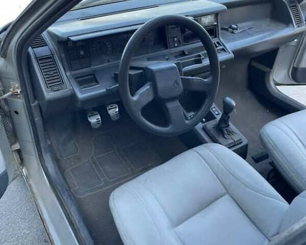 Серый Рено 21, объемом двигателя 0 л и пробегом 150 тыс. км за 600 $, фото 3 на Automoto.ua