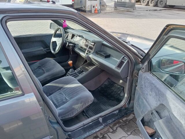 Серый Рено 21, объемом двигателя 1.7 л и пробегом 300 тыс. км за 900 $, фото 3 на Automoto.ua