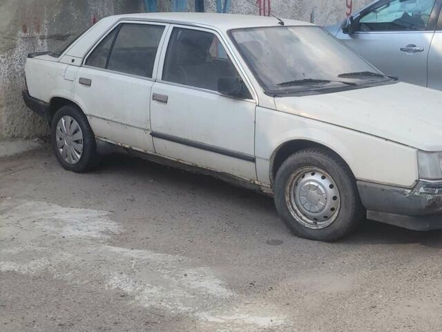 Белый Рено 25, объемом двигателя 2 л и пробегом 300 тыс. км за 700 $, фото 2 на Automoto.ua