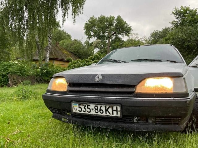 Белый Рено 25, объемом двигателя 2 л и пробегом 458 тыс. км за 858 $, фото 2 на Automoto.ua