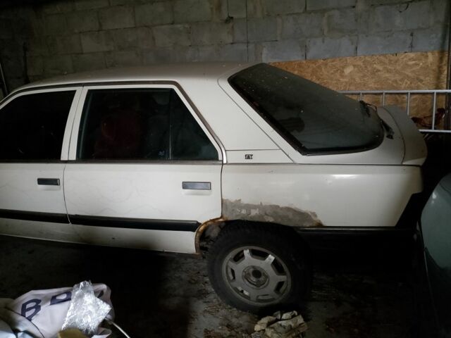 Білий Рено 25, об'ємом двигуна 2 л та пробігом 300 тис. км за 827 $, фото 6 на Automoto.ua