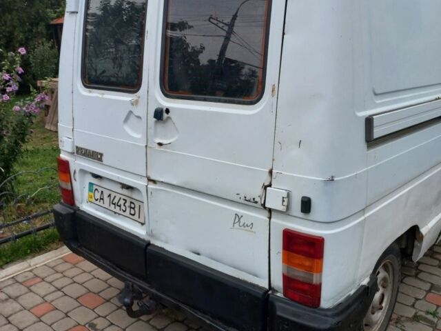 Белый Рено 4, объемом двигателя 2.1 л и пробегом 365 тыс. км за 1700 $, фото 1 на Automoto.ua