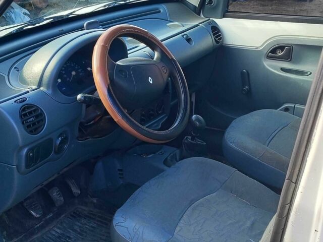 Белый Рено 4, объемом двигателя 0 л и пробегом 235 тыс. км за 2349 $, фото 5 на Automoto.ua