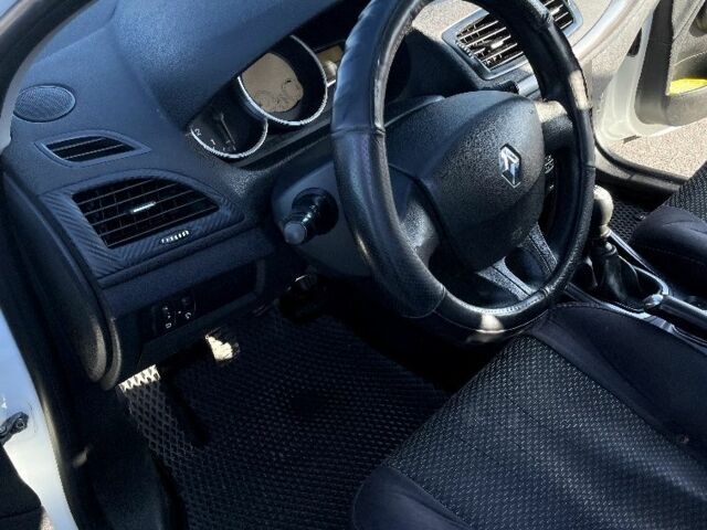 Білий Рено 4, об'ємом двигуна 1.5 л та пробігом 400 тис. км за 6091 $, фото 5 на Automoto.ua