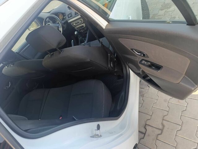 Белый Рено 4, объемом двигателя 1.6 л и пробегом 227 тыс. км за 8300 $, фото 6 на Automoto.ua