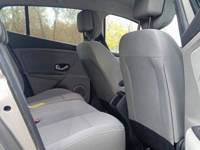 Рено 4 2009 в Немирове на Automoto.ua Бежевый Рено 4, объемом двигателя 1.6 л и пробегом 170 тыс. км за 5200 $, фото 4 на Automoto.ua