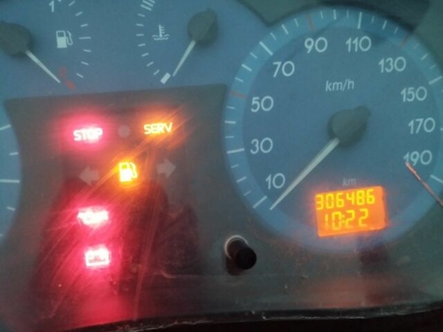 Красный Рено 4, объемом двигателя 2.5 л и пробегом 306 тыс. км за 3800 $, фото 3 на Automoto.ua