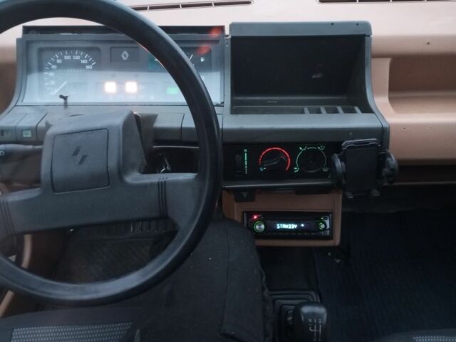 Білий Рено 5, об'ємом двигуна 1 л та пробігом 3 тис. км за 800 $, фото 4 на Automoto.ua