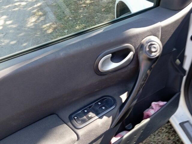 Білий Рено 5, об'ємом двигуна 0 л та пробігом 120 тис. км за 5977 $, фото 7 на Automoto.ua