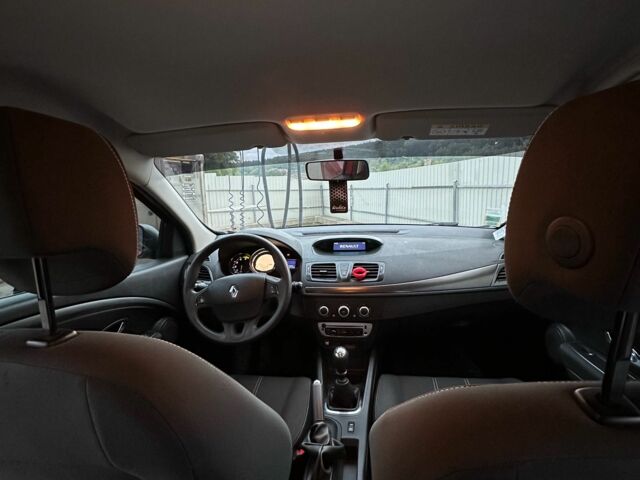 Красный Рено 5, объемом двигателя 1.5 л и пробегом 186 тыс. км за 8600 $, фото 8 на Automoto.ua