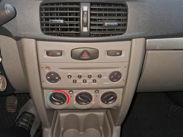 Красный Рено 5, объемом двигателя 1.1 л и пробегом 217 тыс. км за 4000 $, фото 10 на Automoto.ua