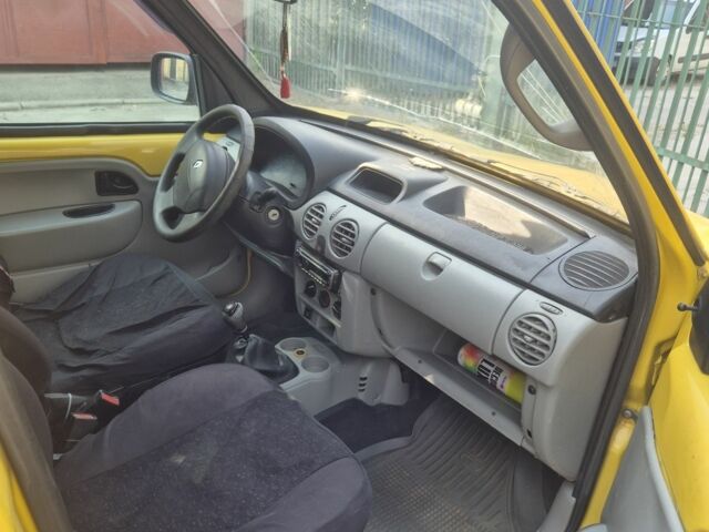 Желтый Рено 5, объемом двигателя 1.4 л и пробегом 350 тыс. км за 2700 $, фото 5 на Automoto.ua