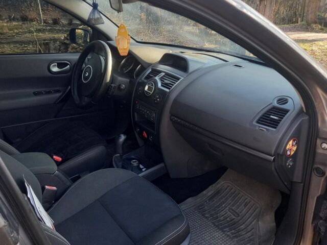 Серый Рено 5, объемом двигателя 1.6 л и пробегом 382 тыс. км за 3200 $, фото 4 на Automoto.ua