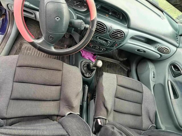 Синий Рено 5, объемом двигателя 1.6 л и пробегом 343 тыс. км за 2300 $, фото 5 на Automoto.ua