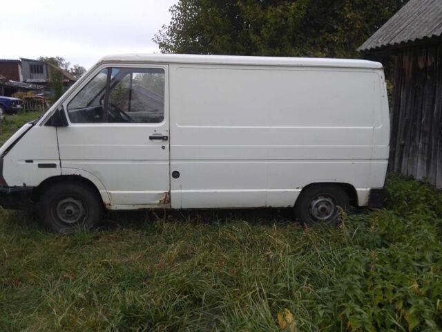 Белый Рено 6, объемом двигателя 0 л и пробегом 240 тыс. км за 700 $, фото 1 на Automoto.ua