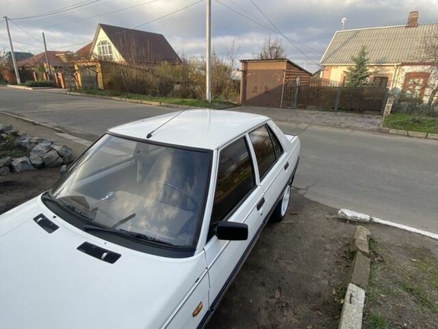 Белый Рено 9, объемом двигателя 0 л и пробегом 2 тыс. км за 1600 $, фото 1 на Automoto.ua