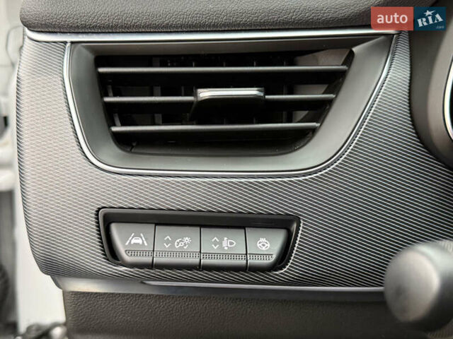 Белый Рено Arkana, объемом двигателя 1.33 л и пробегом 50 тыс. км за 15750 $, фото 33 на Automoto.ua