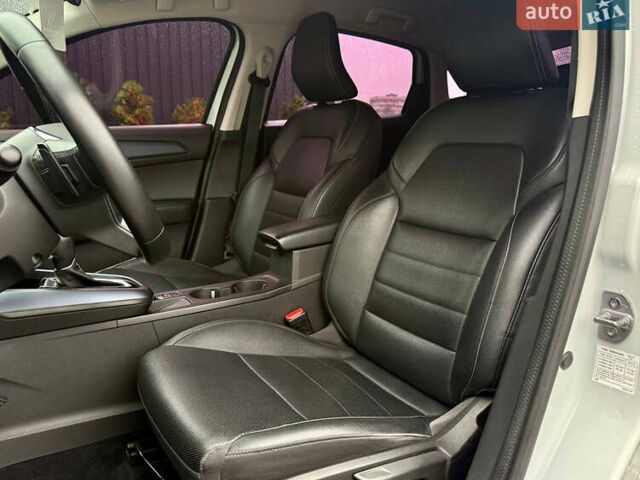 Белый Рено Arkana, объемом двигателя 1.6 л и пробегом 101 тыс. км за 15700 $, фото 19 на Automoto.ua