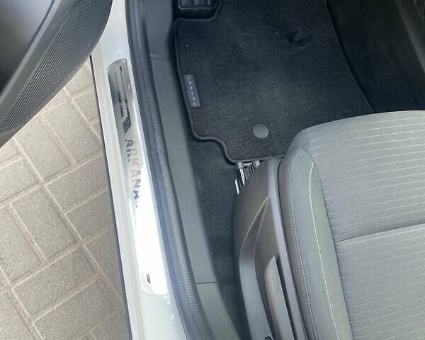 Белый Рено Arkana, объемом двигателя 1.6 л и пробегом 22 тыс. км за 24500 $, фото 13 на Automoto.ua