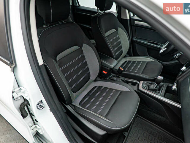 Рено Arkana, об'ємом двигуна 1.6 л та пробігом 122 тис. км за 15681 $, фото 18 на Automoto.ua