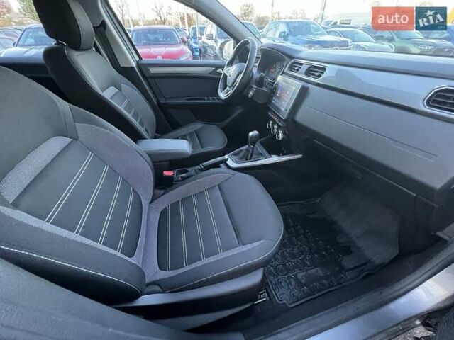 Сірий Рено Arkana, об'ємом двигуна 1.6 л та пробігом 59 тис. км за 15781 $, фото 19 на Automoto.ua