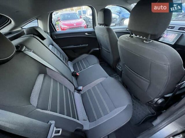 Сірий Рено Arkana, об'ємом двигуна 1.6 л та пробігом 59 тис. км за 15781 $, фото 18 на Automoto.ua