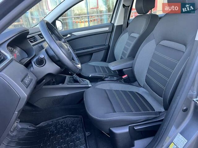 Сірий Рено Arkana, об'ємом двигуна 1.6 л та пробігом 59 тис. км за 15781 $, фото 11 на Automoto.ua