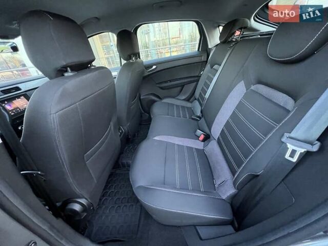 Сірий Рено Arkana, об'ємом двигуна 1.6 л та пробігом 59 тис. км за 15781 $, фото 15 на Automoto.ua