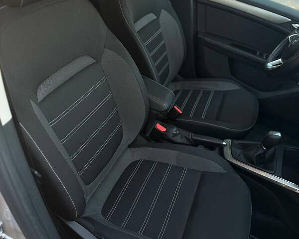 Серый Рено Arkana, объемом двигателя 1.6 л и пробегом 105 тыс. км за 16500 $, фото 19 на Automoto.ua