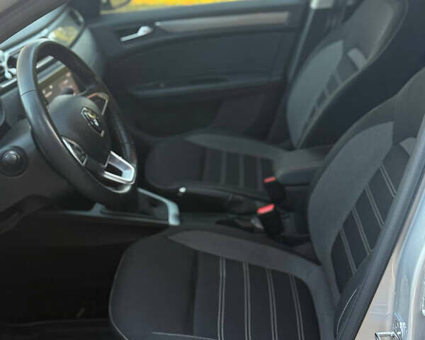 Серый Рено Arkana, объемом двигателя 1.6 л и пробегом 105 тыс. км за 16500 $, фото 14 на Automoto.ua