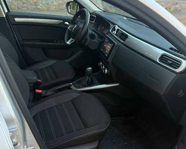 Серый Рено Arkana, объемом двигателя 1.6 л и пробегом 105 тыс. км за 16500 $, фото 12 на Automoto.ua
