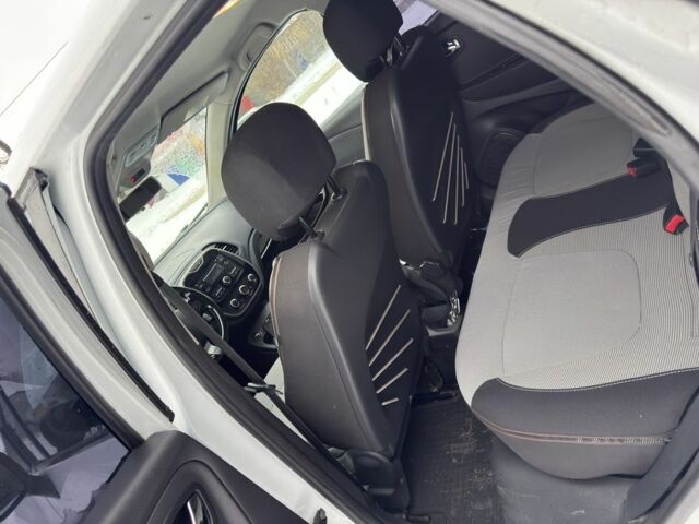 Белый Рено Каптур, объемом двигателя 1.5 л и пробегом 219 тыс. км за 9300 $, фото 1 на Automoto.ua