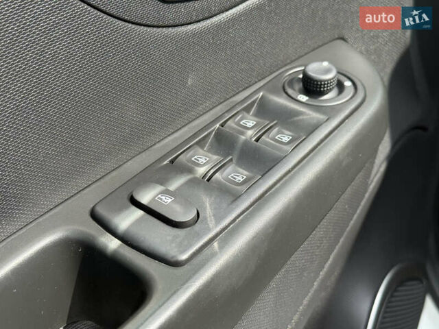 Білий Рено Каптур, об'ємом двигуна 1.5 л та пробігом 220 тис. км за 11950 $, фото 17 на Automoto.ua