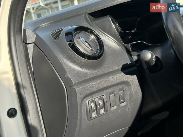 Бежевый Рено Каптур, объемом двигателя 1.46 л и пробегом 100 тыс. км за 13200 $, фото 40 на Automoto.ua