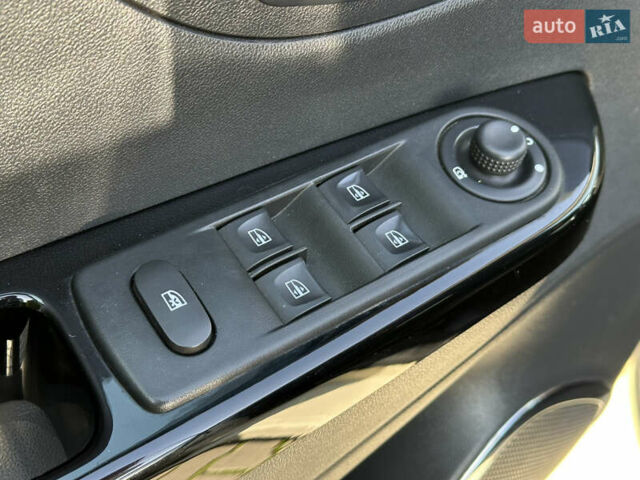 Бежевый Рено Каптур, объемом двигателя 1.46 л и пробегом 100 тыс. км за 13200 $, фото 39 на Automoto.ua