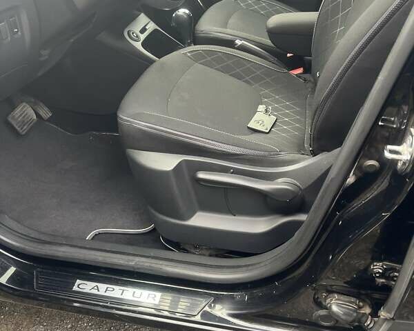 Черный Рено Каптур, объемом двигателя 1.2 л и пробегом 54 тыс. км за 12300 $, фото 10 на Automoto.ua