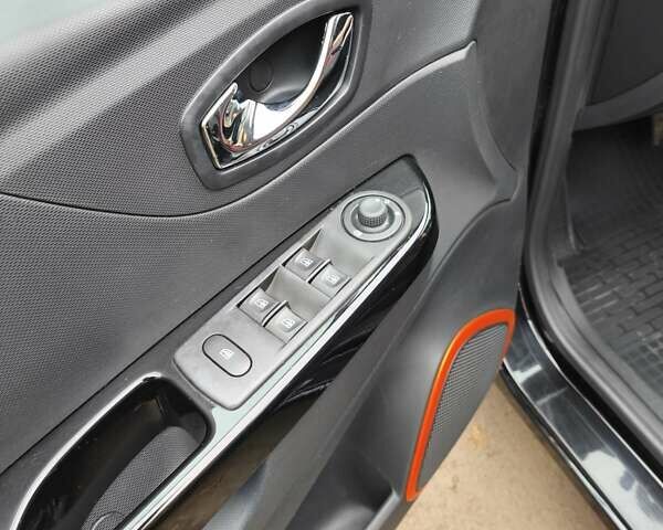 Черный Рено Каптур, объемом двигателя 1.2 л и пробегом 124 тыс. км за 13500 $, фото 9 на Automoto.ua