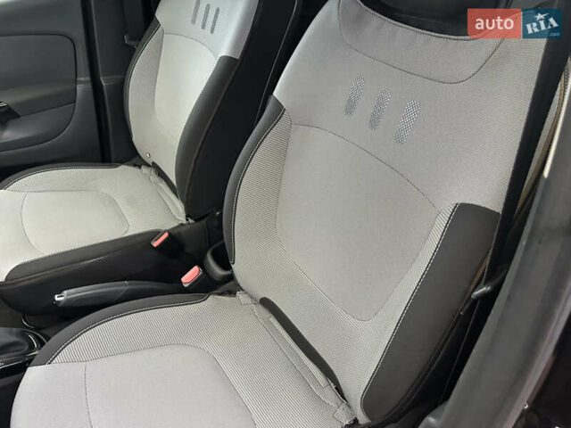 Чорний Рено Каптур, об'ємом двигуна 1.2 л та пробігом 133 тис. км за 9999 $, фото 11 на Automoto.ua