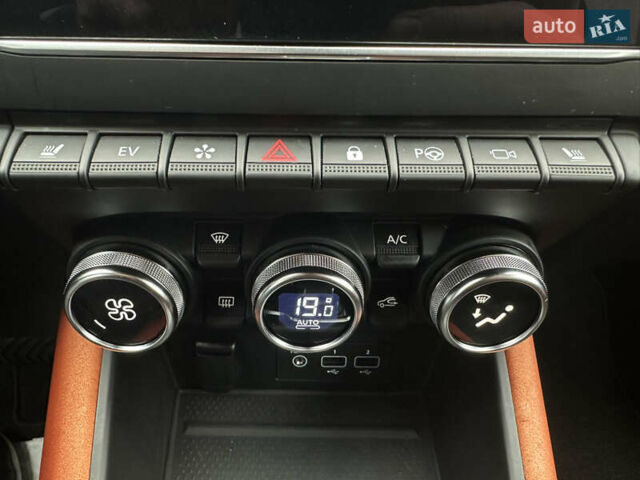 Черный Рено Каптур, объемом двигателя 1.6 л и пробегом 14 тыс. км за 19999 $, фото 32 на Automoto.ua