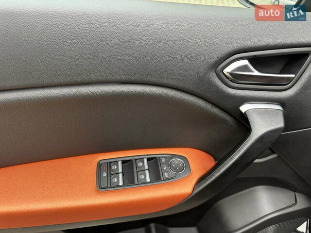 Черный Рено Каптур, объемом двигателя 1.6 л и пробегом 14 тыс. км за 19999 $, фото 22 на Automoto.ua