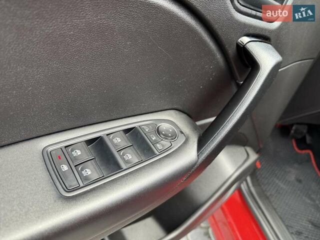 Красный Рено Каптур, объемом двигателя 1.3 л и пробегом 28 тыс. км за 18500 $, фото 44 на Automoto.ua