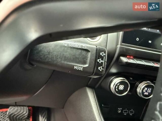 Красный Рено Каптур, объемом двигателя 1.3 л и пробегом 28 тыс. км за 18500 $, фото 63 на Automoto.ua