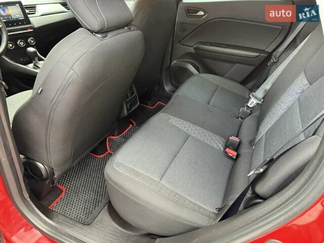 Красный Рено Каптур, объемом двигателя 1.3 л и пробегом 28 тыс. км за 18500 $, фото 2 на Automoto.ua